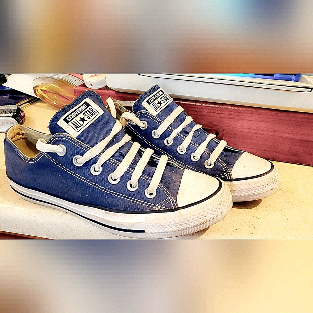 Navy Unisex Allstars converse low top size M6W8